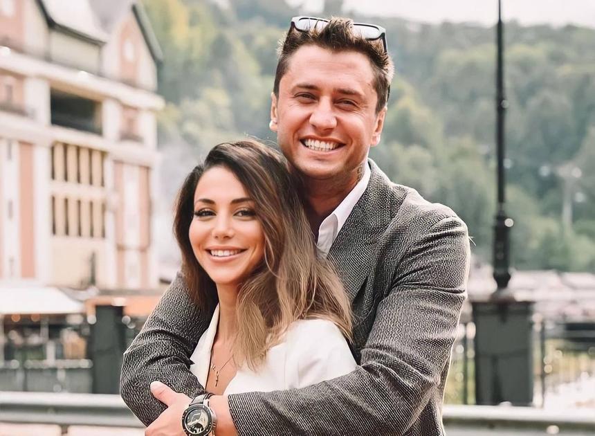 Засветила животик: Павла Прилучного и Зепюр Брутян поздравляют с пополнением