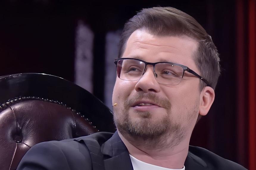 Весь перекошенный и сплющенный: что случилось с бывшим резидентом Comedy Club Гариком Харламовым после ухода с ТНТ