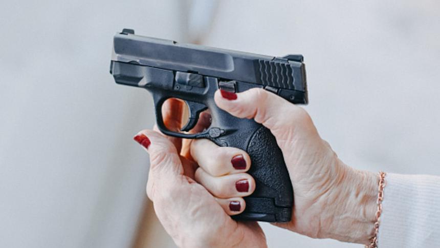 72-летняя гражданка США шесть раз выстрелила в соседа, отказавшегося от ее ухаживаний