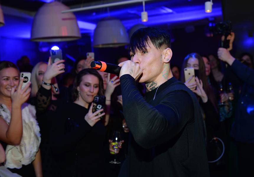 Певец Niletto призвал брать на свои концерты много бюстгальтеров вместо цветов