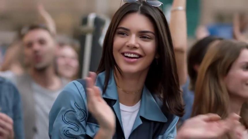 Модель Кендалл Дженнер справила нужду в машине в ведро со льдом по дороге на светски раут