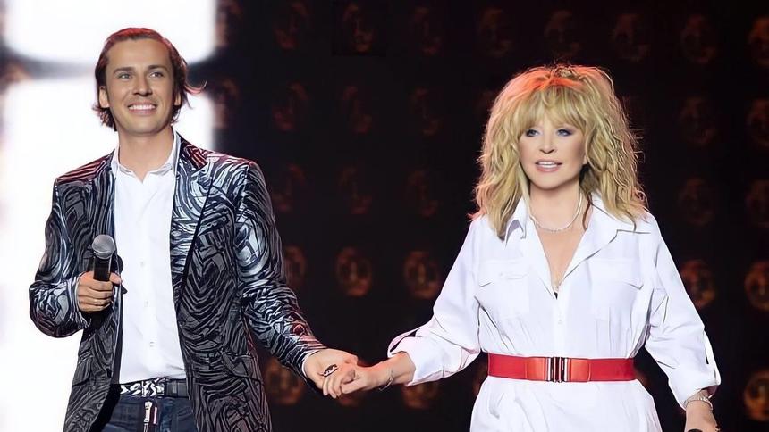 Вот это страсть: в Сети обсуждают жаркий поцелуй Аллы Пугачевой и Максима Галкина*