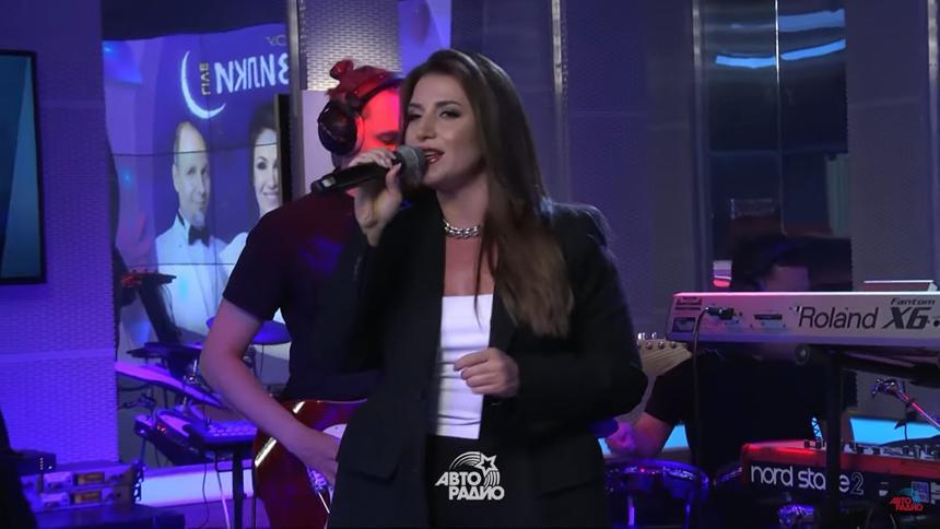 Жасмин поразила поклонников роскошным декольте