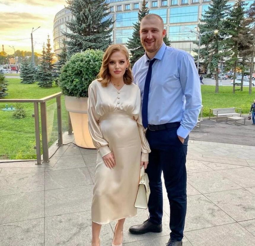 Анатолий со своей избранницей