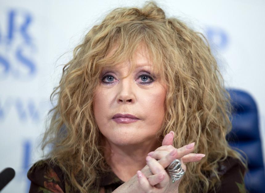 Вся кривая и с париком на голове: в Сети обсуждают изменившуюся до неузнаваемости Аллу Пугачеву