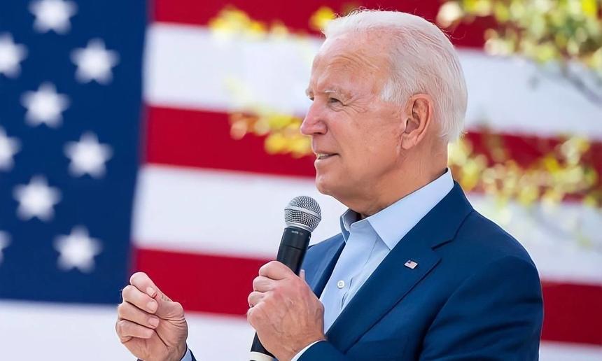 Подглядывал в окно за маленькими девочками: в Сети раскритиковали Байдена за пугающие наклонности