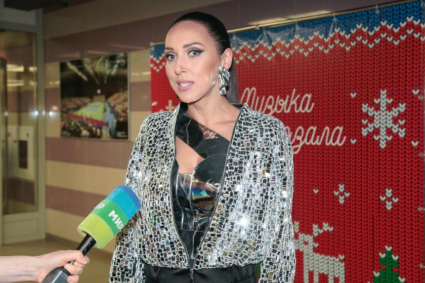 При живом-то муже: на фоне слухов о разводе Алсу застали в объятиях другого мужчины