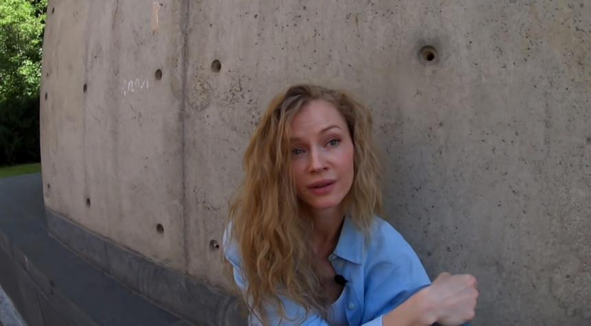 Развратная Ходченкова раздвинула ноги перед публикой