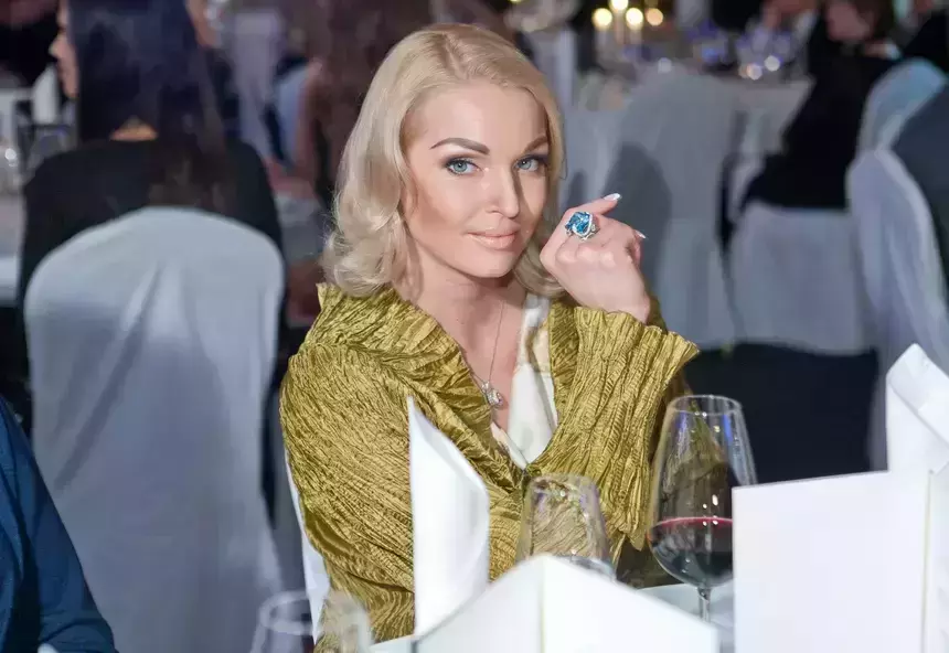 «Прикопались к моим башмакам»: Волочкова оправдалась за уродливую обувь