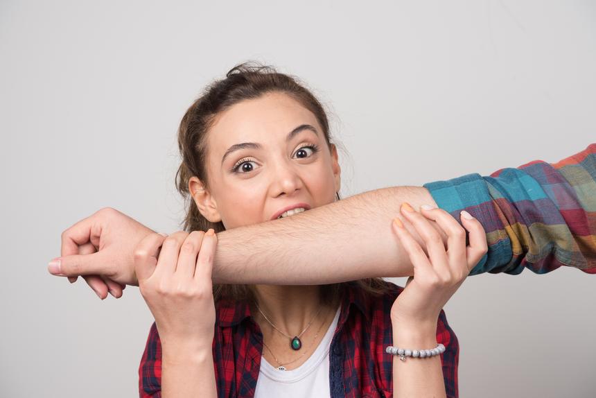 Повар из Питера сделала «кусь» полицейскому за 50 тысяч рублей