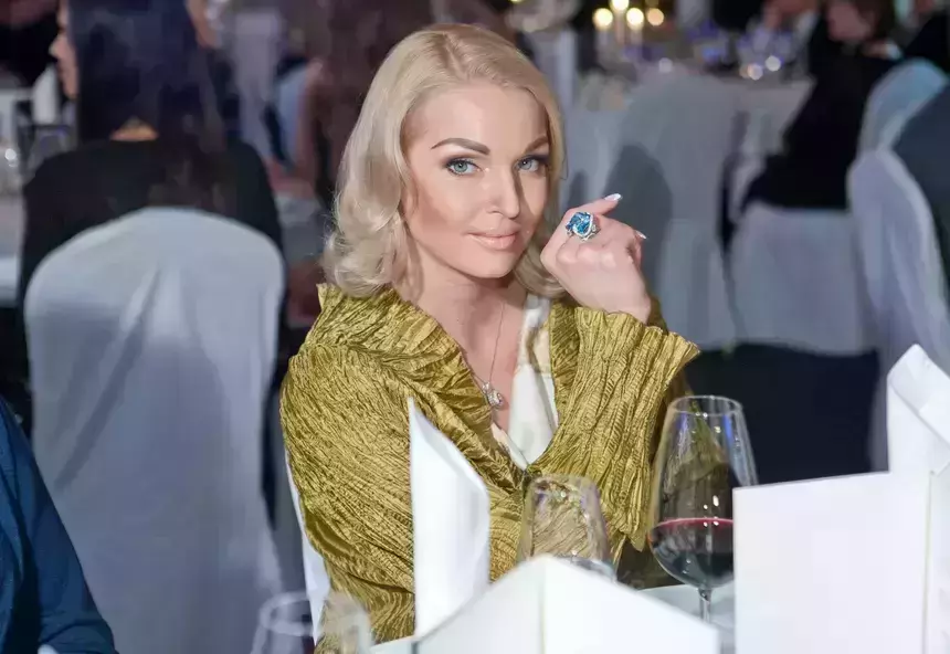 Отпарил и утешил: распутница Волочкова показала нового брутального любовника