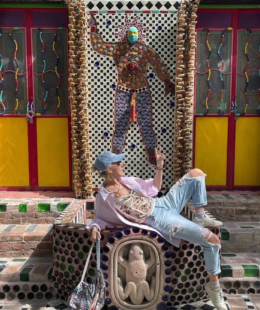 Раздвинувшая ноги Собчак засветила свои дырочки на камеру