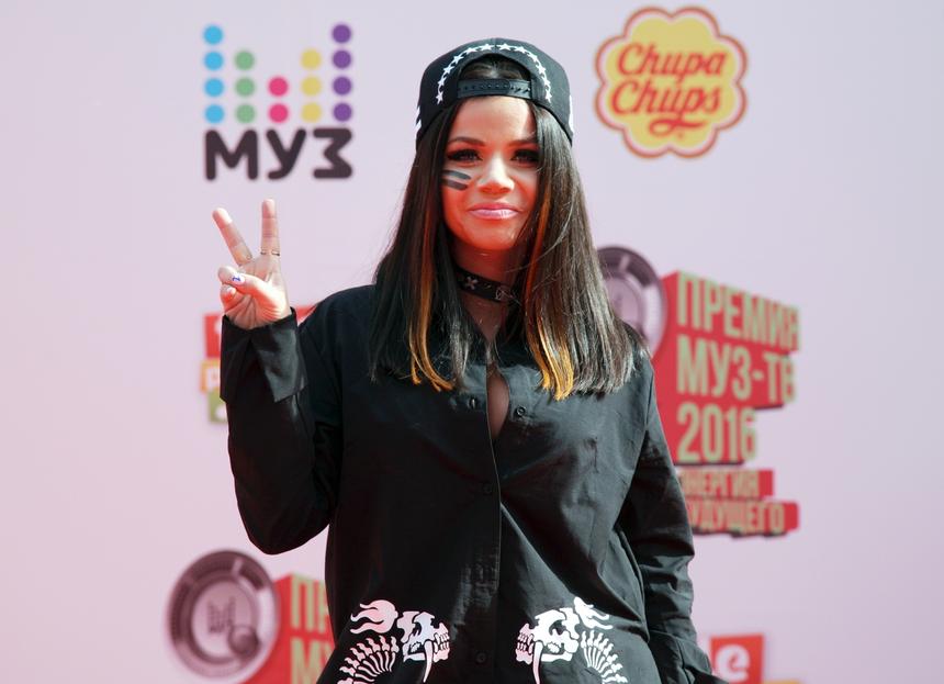 Сильно располневшая Бьянка потрясла мохнаткой на виду у всех