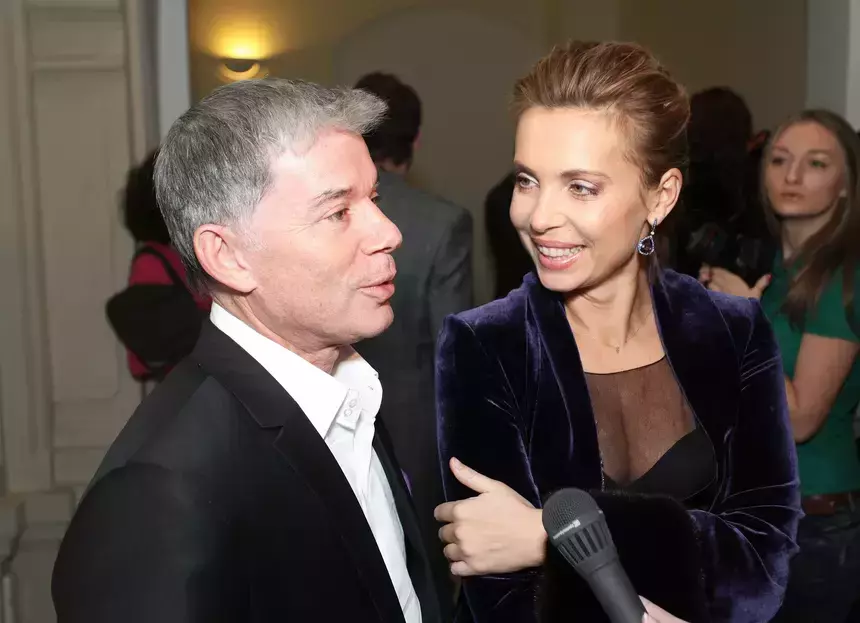 Под елочкой можно не только писать: Газманов устроил брачные игры под деревом