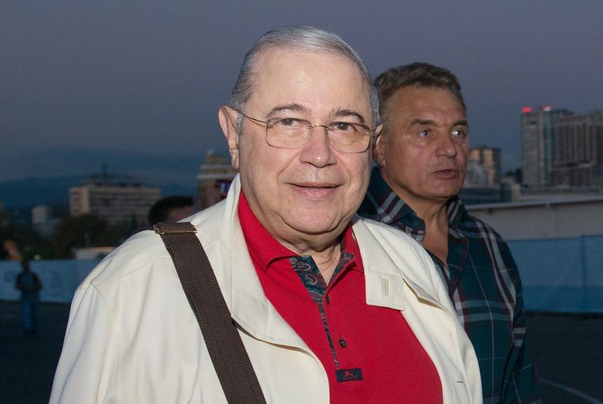 «Что с вашими коленями?»: встревоженные поклонники пожелали Евгению Петросяну здоровья