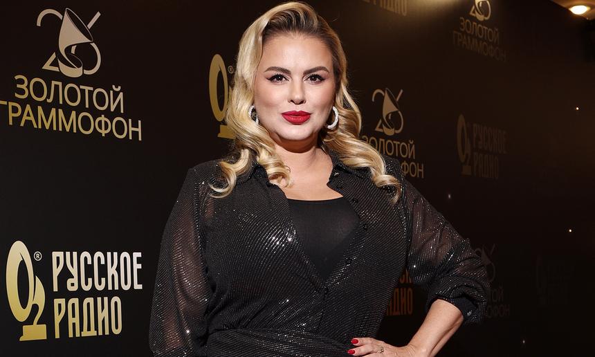 «Парень не бедный»: Анна Семенович рассекретила избранника и сообщила, что выходит замуж