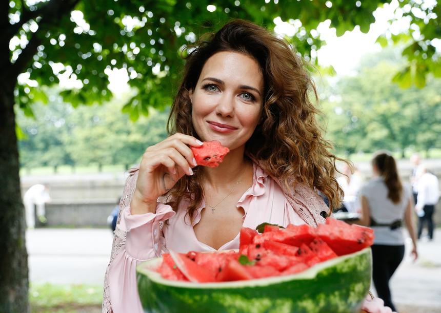 44-летнюю Климову с голой грудью застукали в объятиях Алдонина