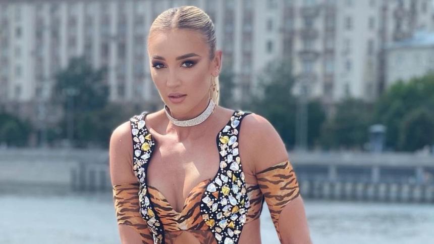 Превращается в Мадонну: Бузова покрасовалась на публике в кожаных трусах