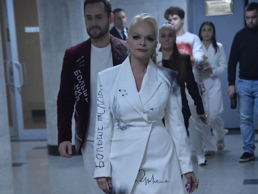 С чем связан такой запрет? Лариса Долина не разрешает ученикам петь в караоке