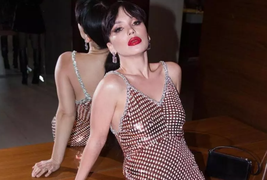 Серябкина раздвинула ножки: «Сегодня вот так»