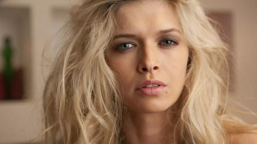 На фоне слухов о разводе с Меладзе довольная Брежнева появилась без обручального кольца