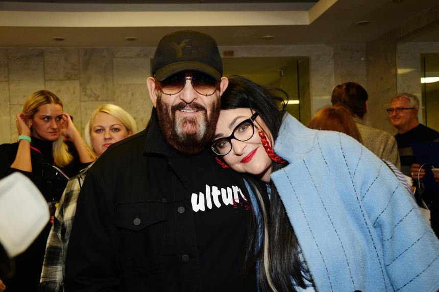 Михаил Шуфутинский проиграл роскошную бороду в споре с девушками