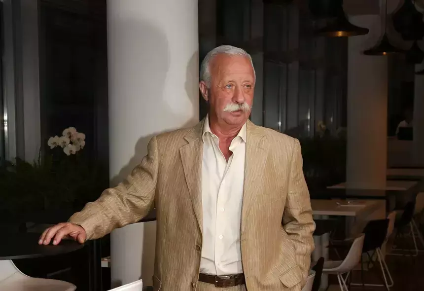 Невозможно узнать: 77-летний Якубович появился без усов