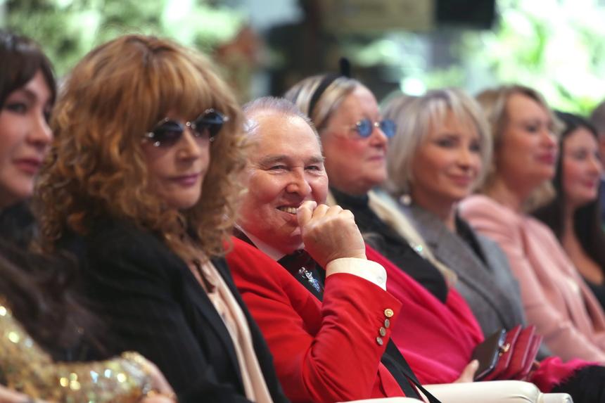 С домом надули: почему Пугачева и Галкин* построили замок в Грязи, где много бедных