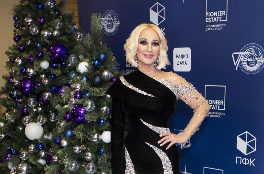 Лера Кудрявцева появилась на светском мероприятии за руку с новым мужчиной