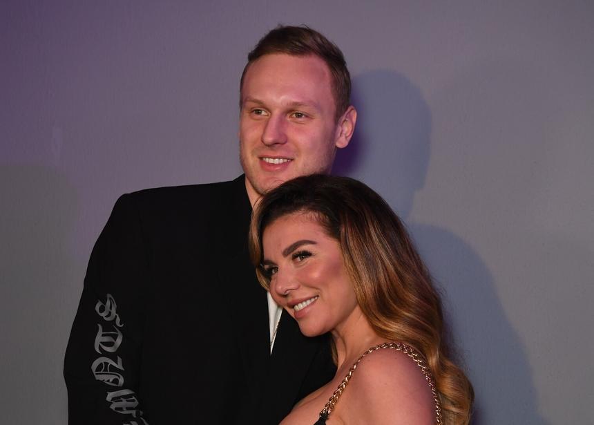 Анна Седокова выложила петтинг с ненасытным мужем у бассейна