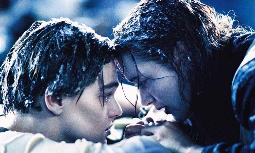 Поклонники «Титаника» заявили, что персонаж Ди Каприо умер, так как толстая Уинслет заняла всю дверь