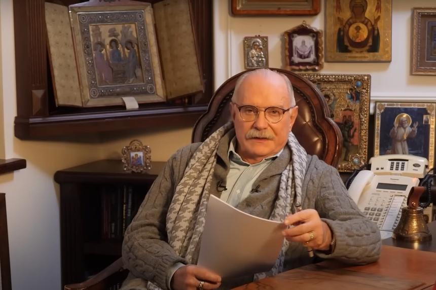 Никита Михалков превратился в сумасшедшую бабушку