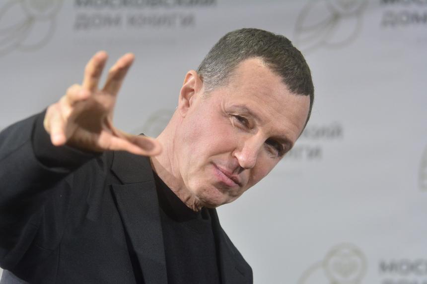 Женатый Верник начал настойчиво приставать к актрисе, не заметив камер