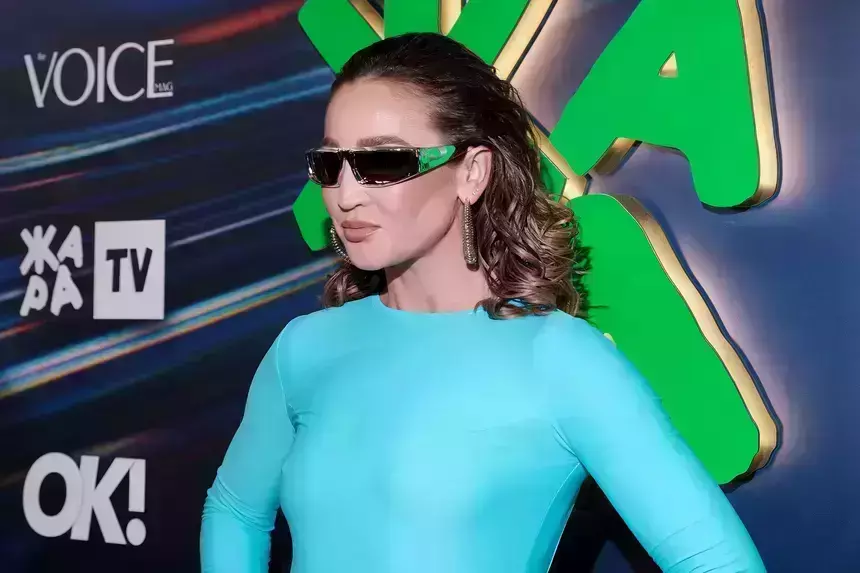 Пластический хирург объяснил, откуда взялись странные шрамы на груди Бузовой