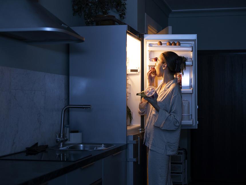 Война за еду: женщина повесила на холодильник замок из-за объедавшего ее мужа