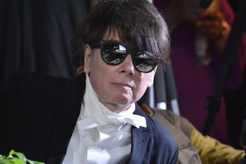 Юдашкин снял головной убор и показал голову после нескольких химиотерапий