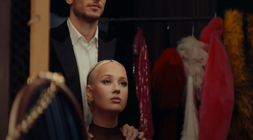 Клава Кока засветила на фото своего нового жеребца