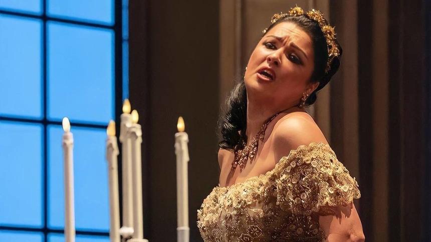 «Не могла ходить»: Анну Нетребко экстренно госпитализировали в Париже