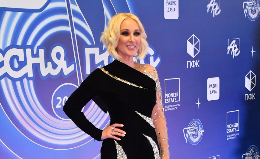 Немодное платье и аксессуар как медуза: Васильев раскритиковал одежду Кудрявцевой и Валерии