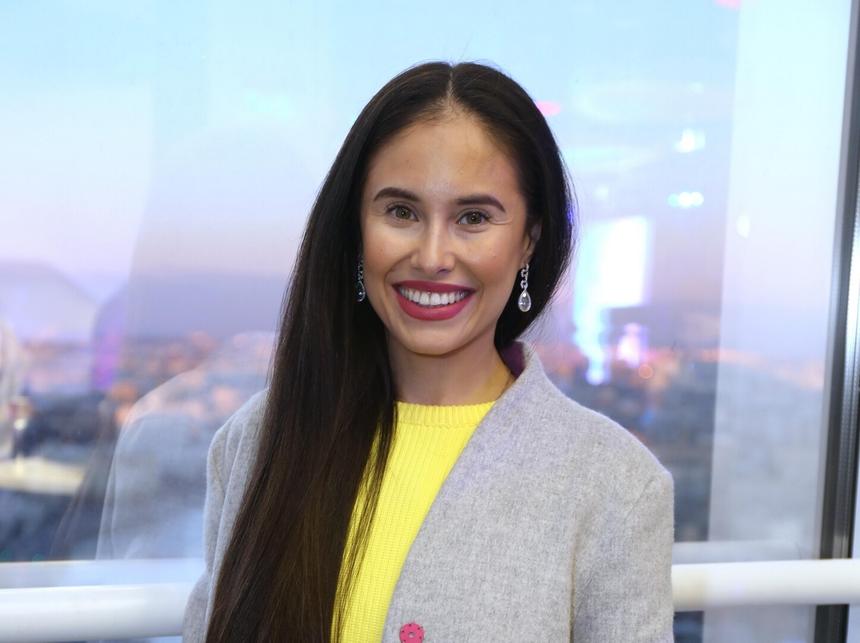 Звезда «Уральских пельменей» Илана Юрьева случайно показала беременный живот, демонстрируя свои образы