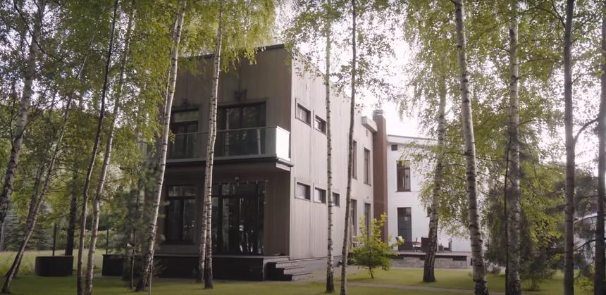 Двухэтажный особняк на берегу: как выглядит жилье Гордона за 11 миллионов