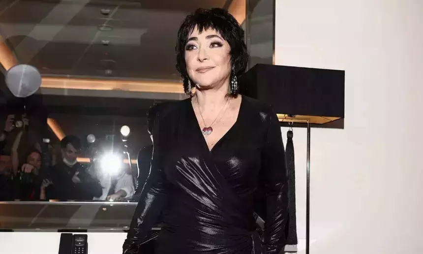 Лолита в сексуальном комбинезоне показала, что вытворяет руками