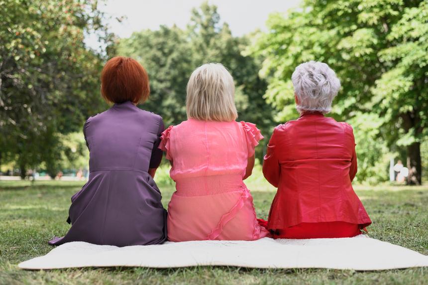 Жерар Депардье проигнорировал российских бабушек, просивших не плюхаться царственной задницей на диван