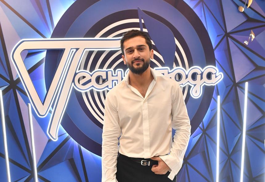 Микрофон в сторону: фанатка повергла певца Jony в шок тем, что вытворяла на сцене