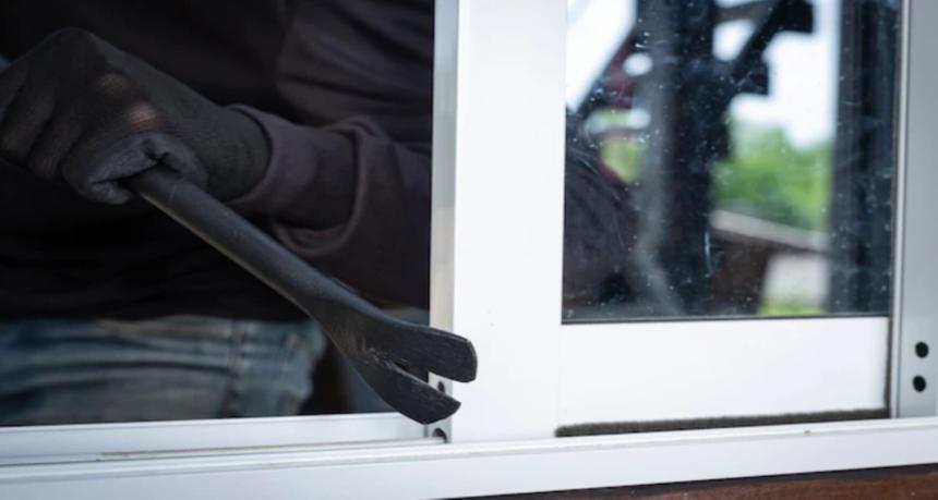 Уборщики по найму вынесли из квартиры все драгоценности под видом мешка с мусором