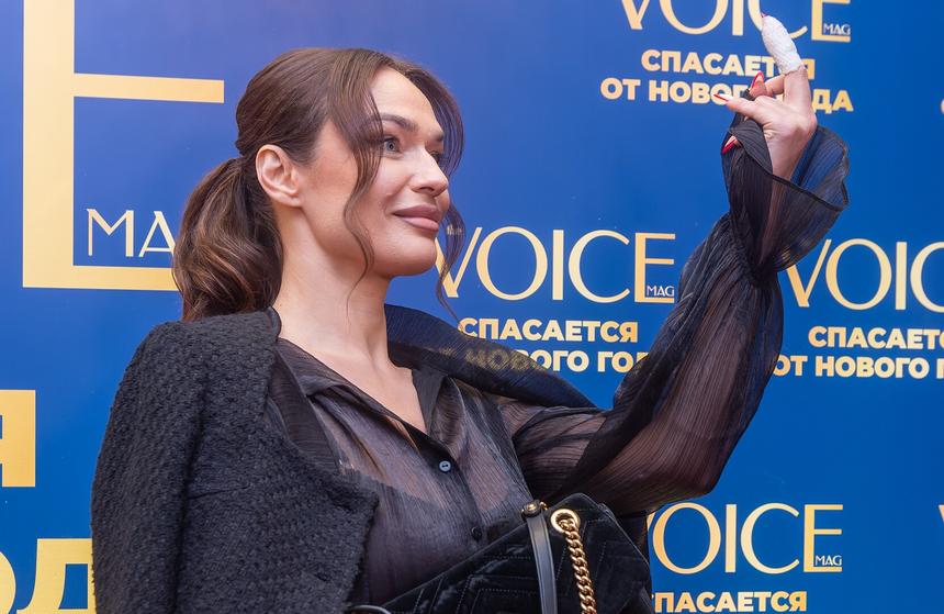 Алена Водонаева закрутила роман с молодым накаченным парнем