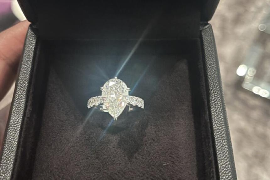 76-летня Шер получила бриллиантовое кольцо от 36-летнего бойфренда