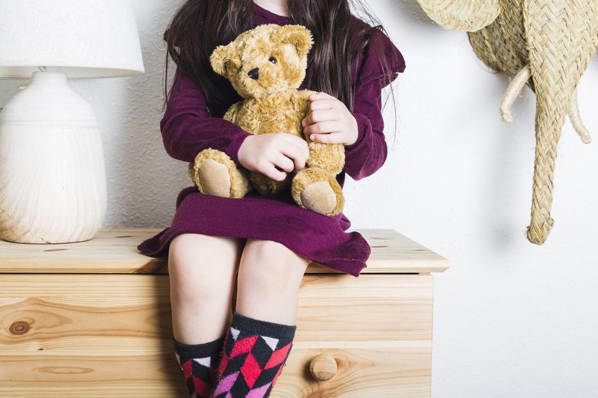 Родители умерли: в Австралии 5-летняя девочка спасла брата от гибели после автокатастрофы