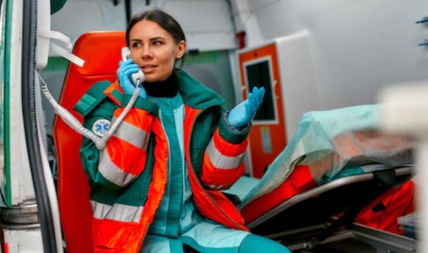 В Екатеринбурге угнали машину скорой помощи вместе с медиками