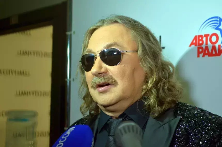 Жены рядом нет: 62-летнего Игоря Николаева застали с моделями